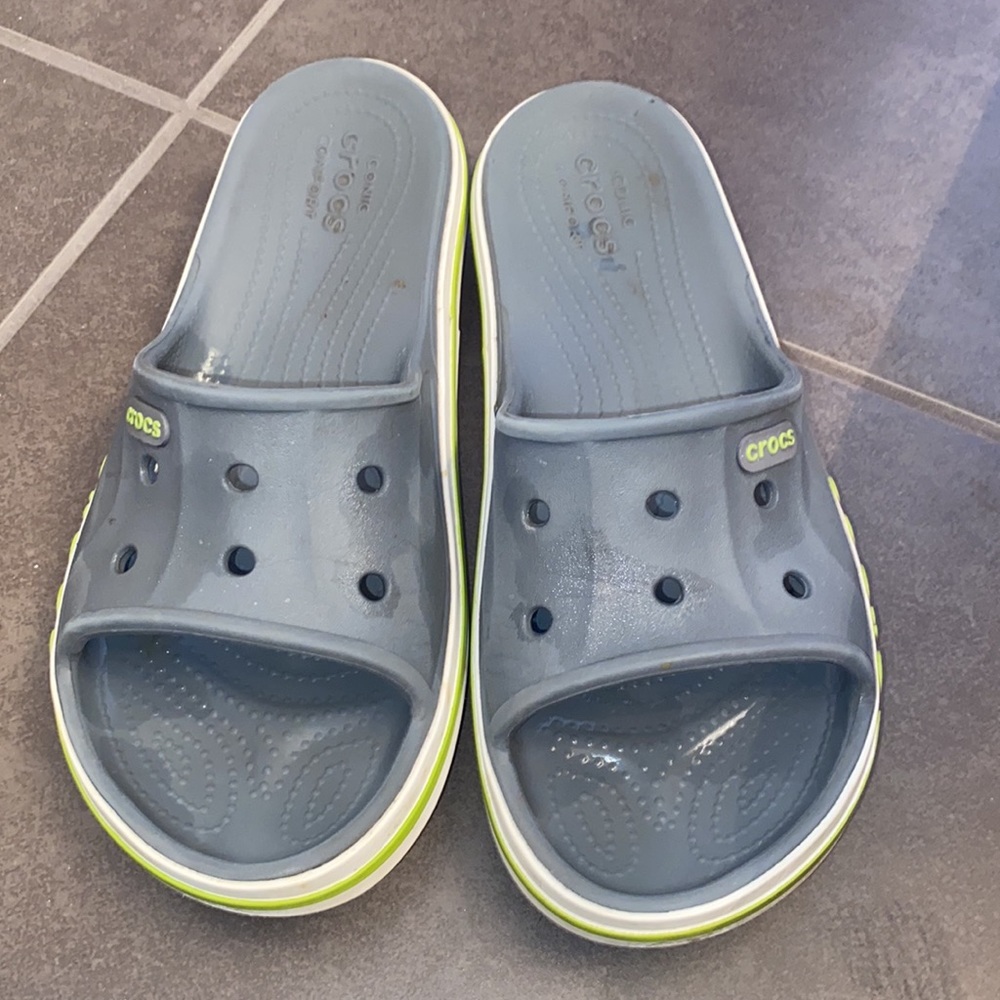 CROC’S BAYABAND CHARCOAL/VOLT GREEN UNISEX SLIDE